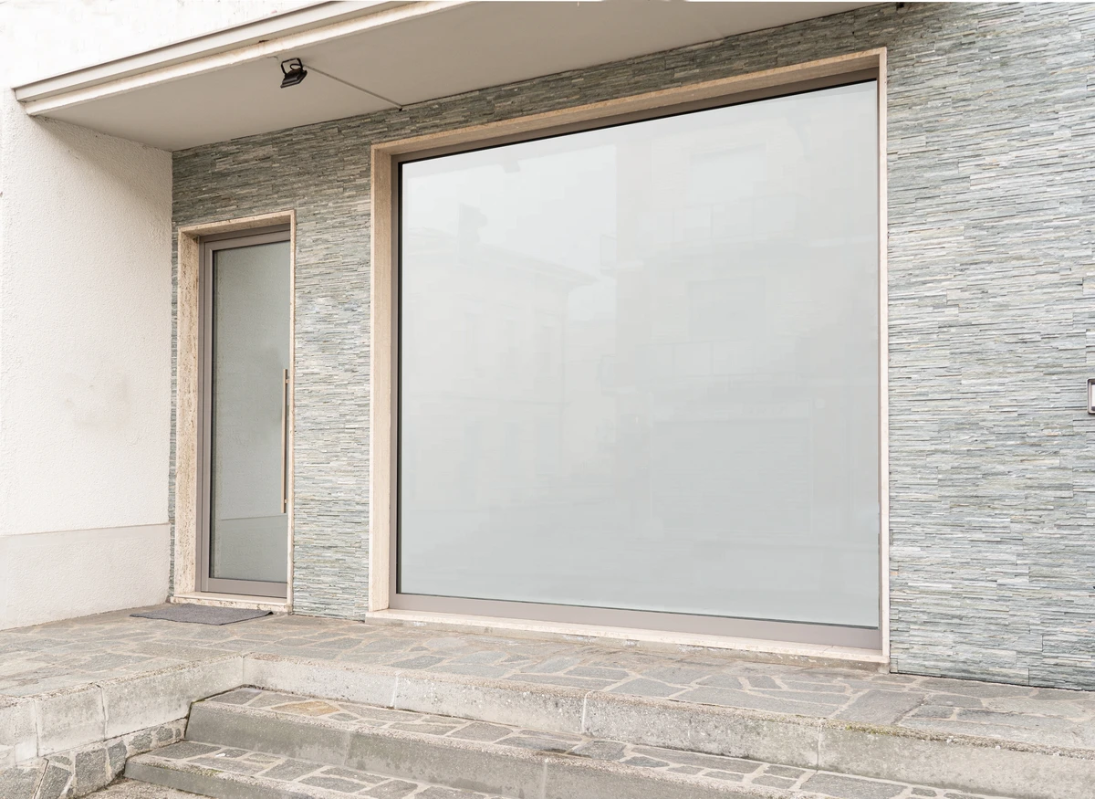 Ampia vetrata per dare luce alla sala di una casa a piacenza personalizzabile ed elegante