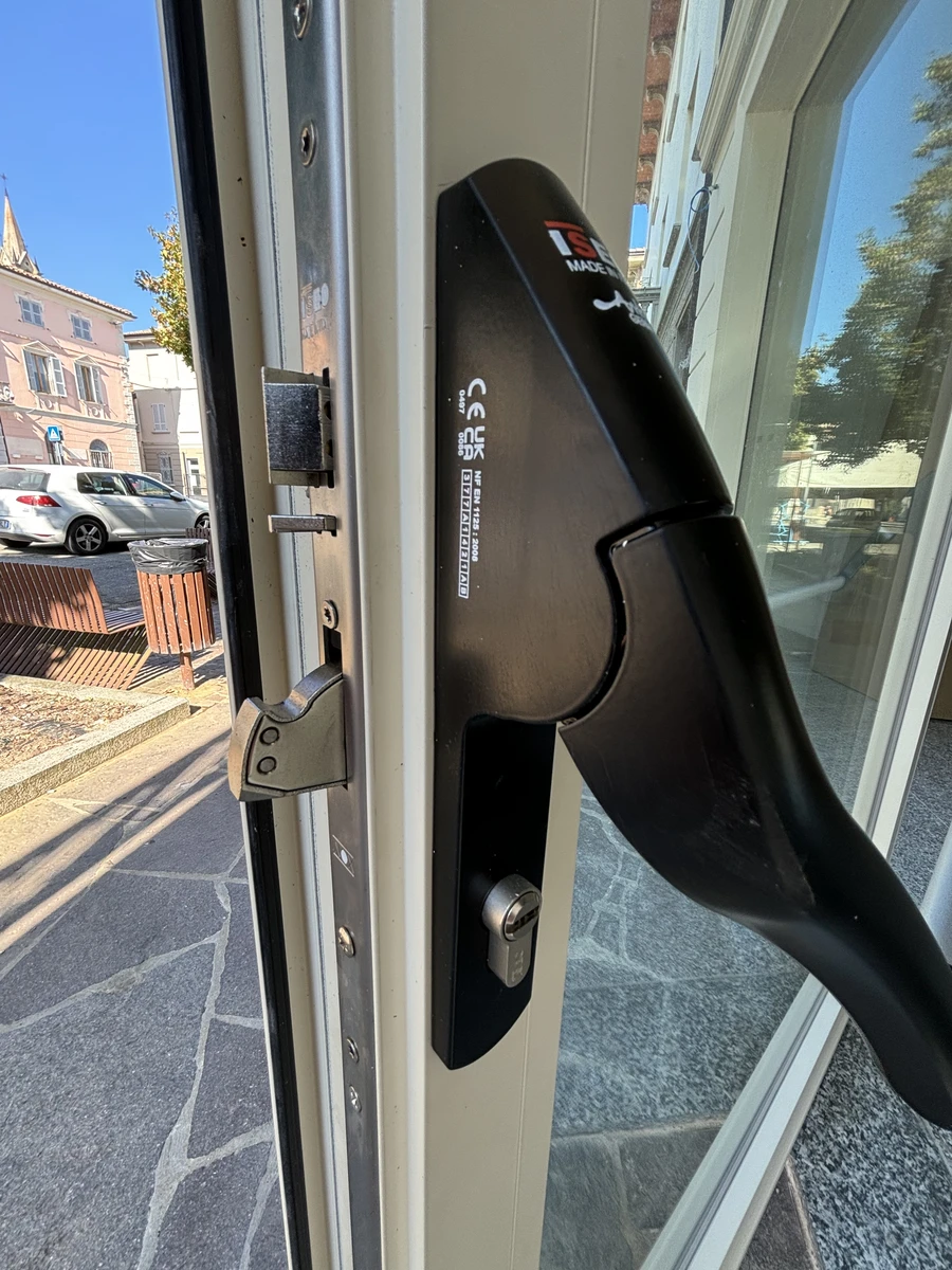 Dettaglio di un maniglione antipanico e serratura di sicurezza per una vetrina di una attivita commerciale