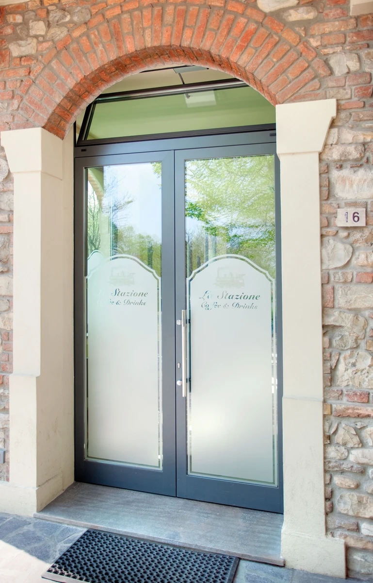 Porta di ingresso in alluminio di un ristorante personalizzata con nome attivita