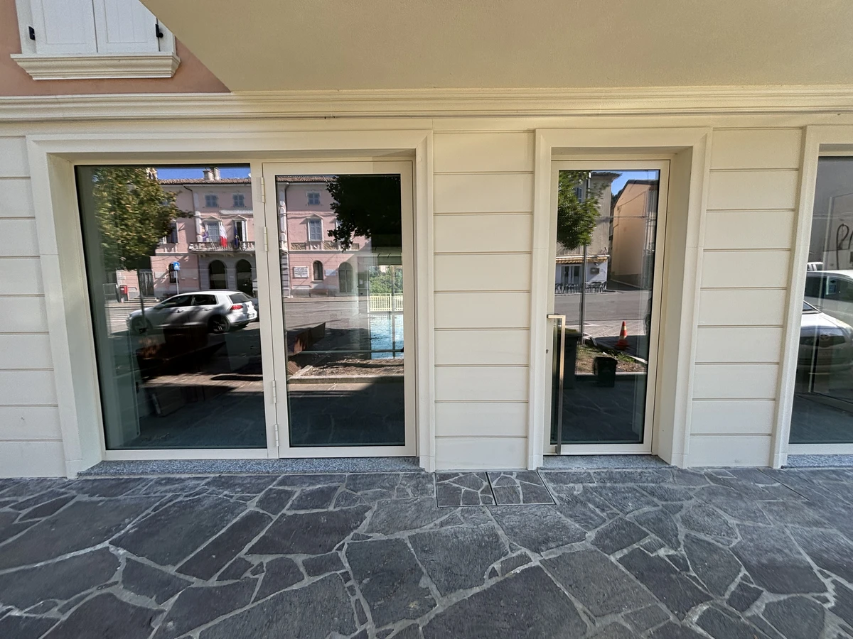 Realizzazione vetrina di un negozio a piacenza con telaio in alluminio e porta di ingresso