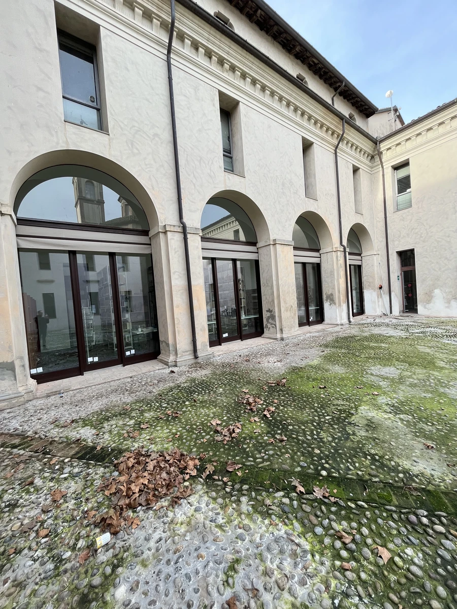 Vetrata con porte di ingresso a 3 ante in alluminio per ufficio pubblico a piacenza