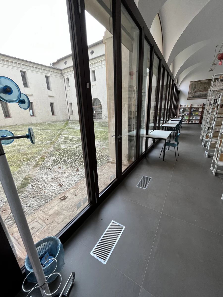 Vetrata multipla in alluminio nero per una biblioteca a piacenza per dare luminosita agli ambienti