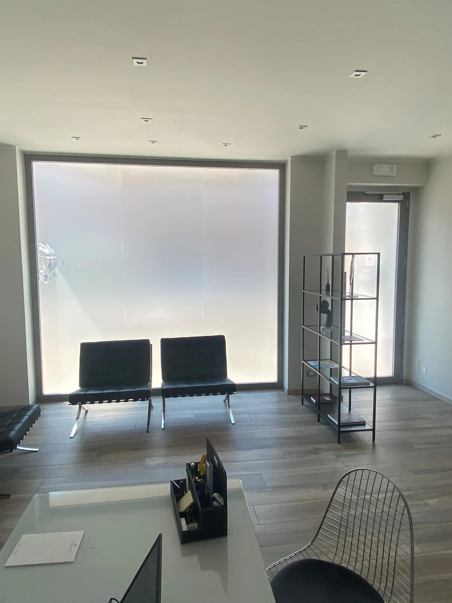 Vetrina in alluminio bianco per ufficio a piacenza altamente personalizzabile