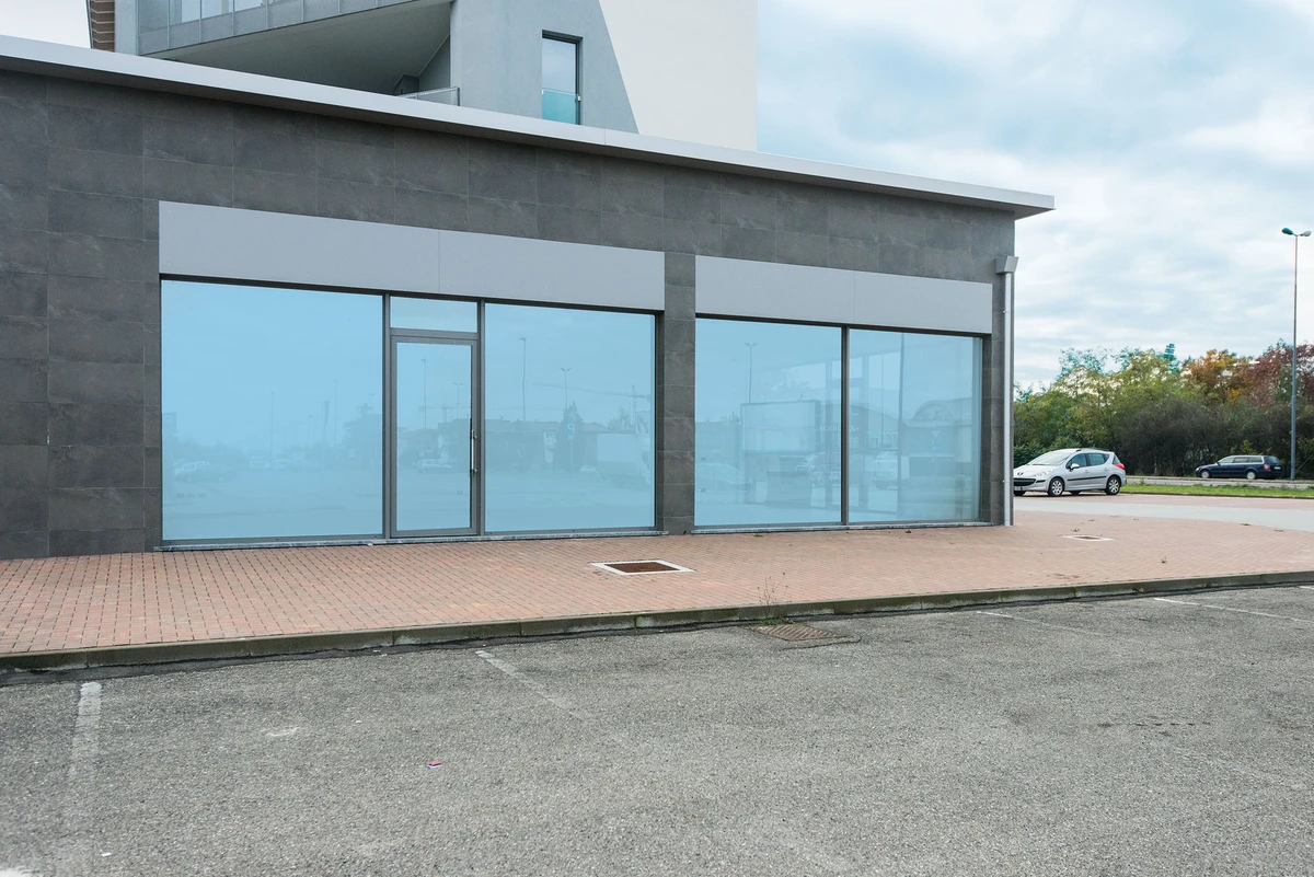 Vetrina in alluminio con grande isolamento termico per importante negozio a piacenza