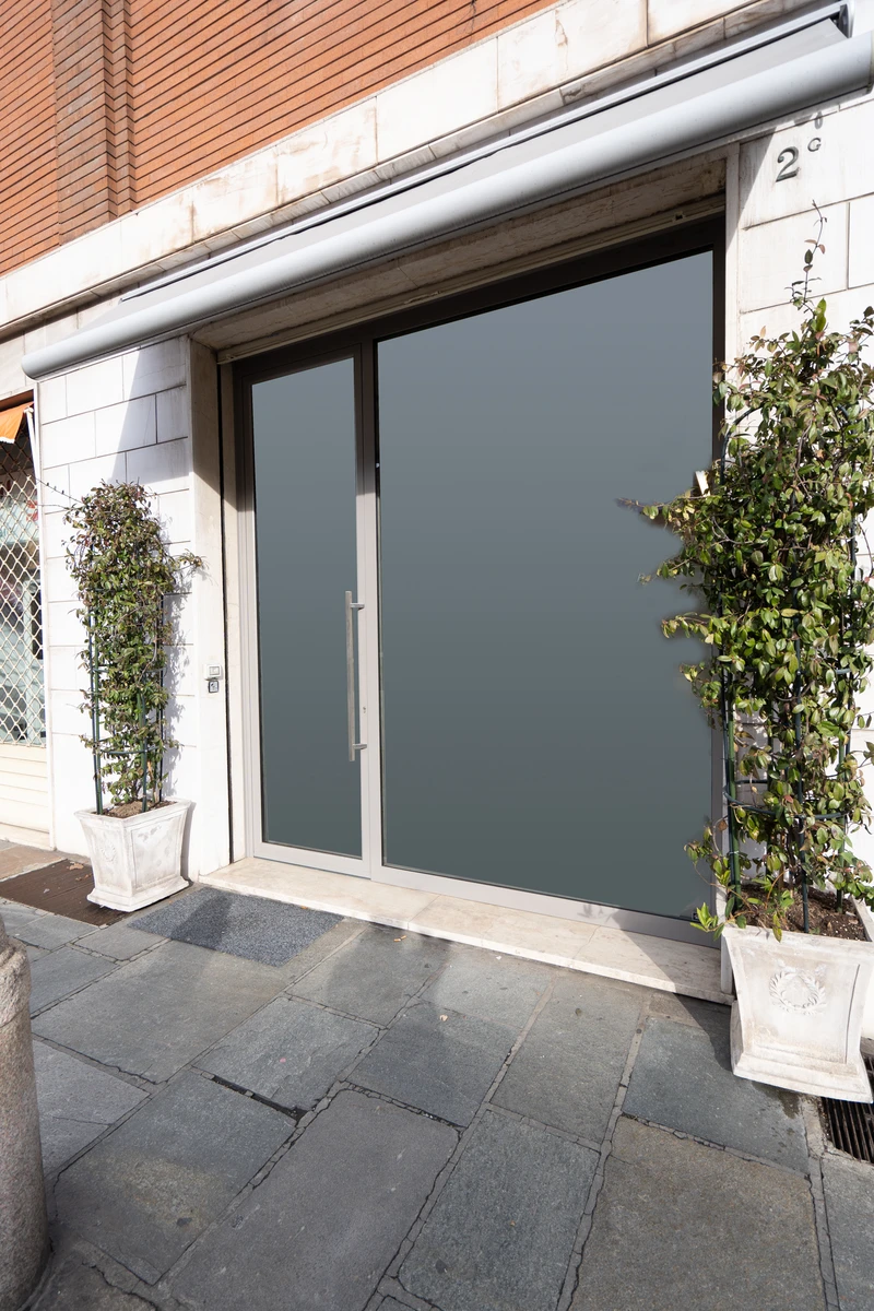 Vetrina in alluminio per negozio con vetro opaco discreta funzionale e luminosa