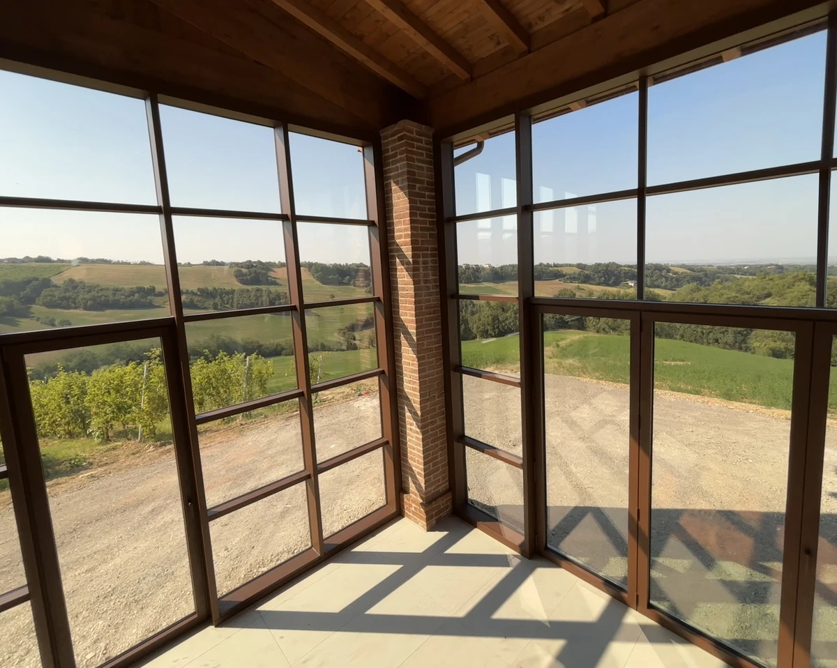 Facciata continua con ampia vista su una collina in provincia di piacenza ideale per godere il panorama in un ambiente confortevole in ogni stagione