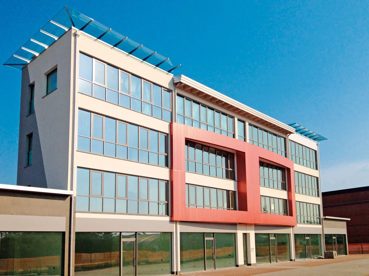 Facciata continua per azienda a piacenza realizzata in alluminio e ampie vetrate per uffici