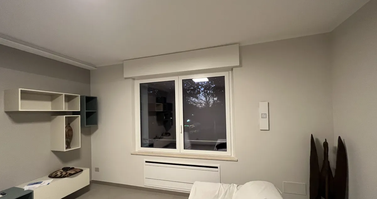 Ampia finestra alluminio a piacenza per sala grande luminosita