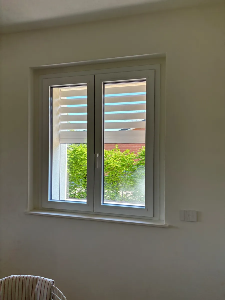 Finestra in alluminio bianco con maniglia color metallo a piacenza