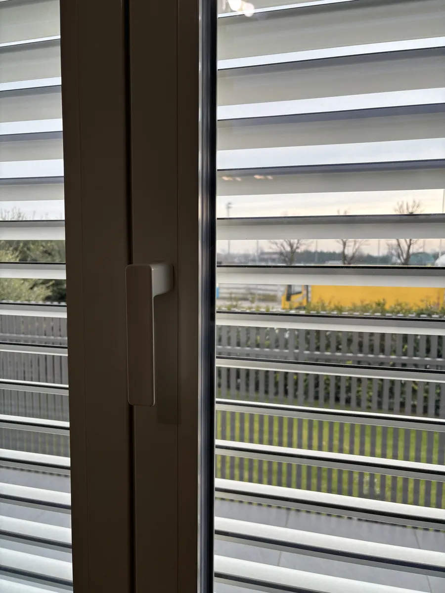 Finestra in alluminio con maniglia squadrata adatta a design moderno
