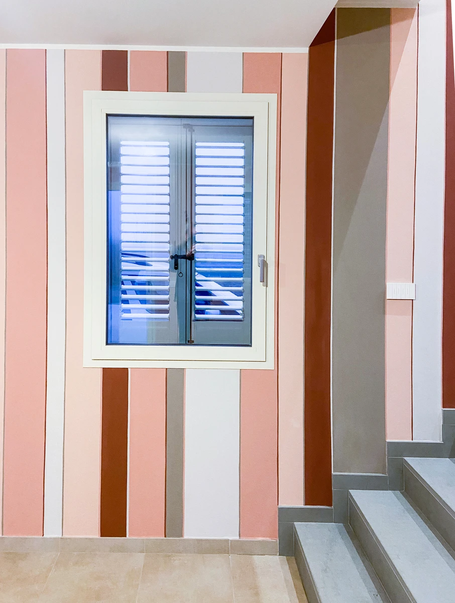 Finestra in alluminio per ingresso abitazione a piacenza per dare luce alle aree di passaggio