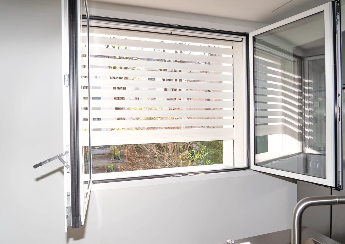Grande finestra luminosa in alluminio adatta a abitazioni moderne o ristrutturate