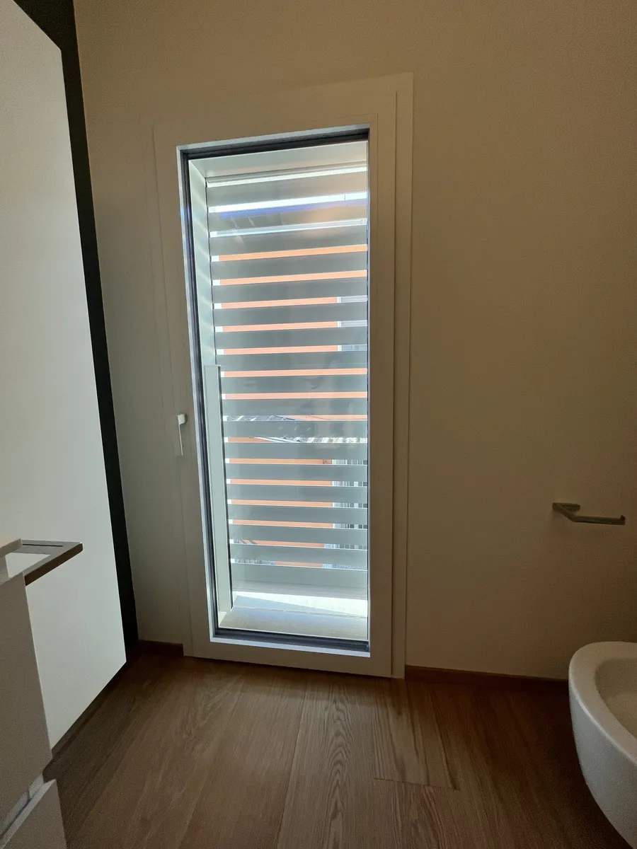 Porta finestra in alluminio bianco per bagno