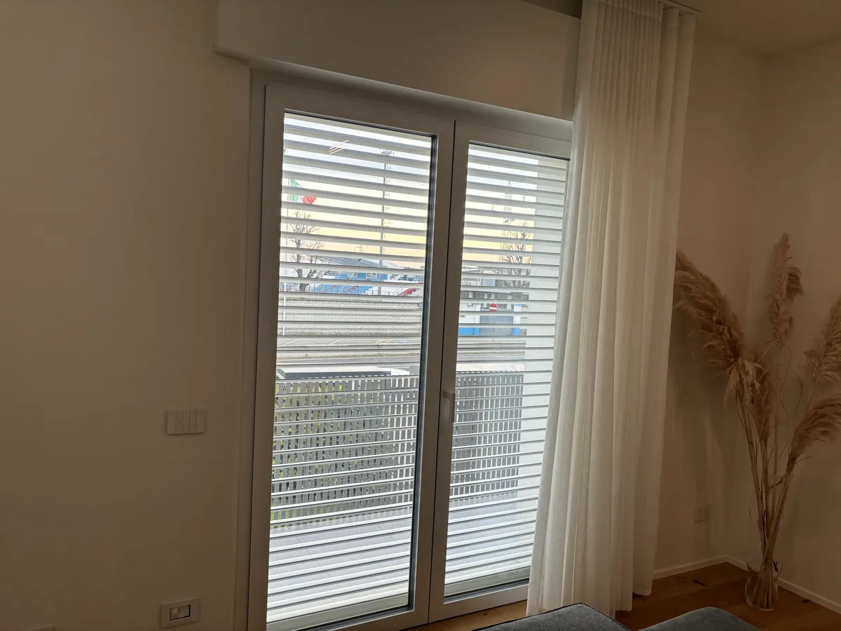 Porta finestra in alluminio con design minimal per accesso al balcone