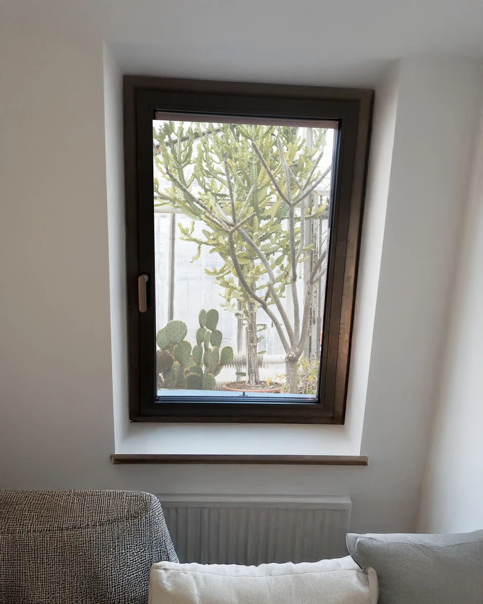 Finestra in alluminio in una abitazione a piacenza con un design minimale raffinata ed elegante e maniglia squadrata in tinta