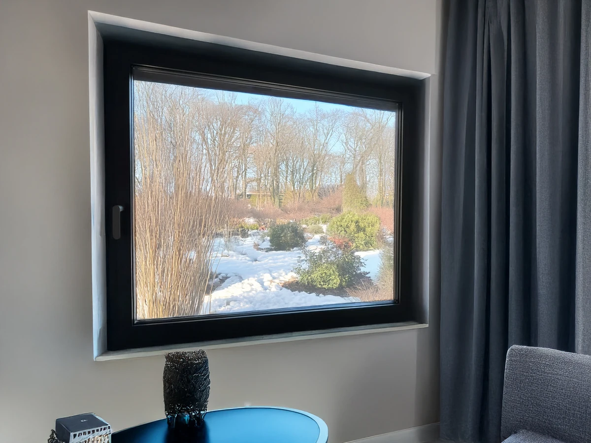 Finestra in alluminio nero con elevato isolamento termico adatta anche ad ambienti con temperature invernali molto rigide