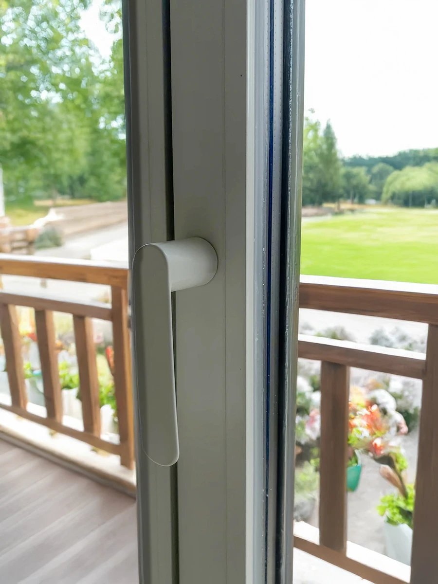 Maniglie color alluminio squadrate per porte balcone molto eleganti abbinabili a serramenti di colore bianco