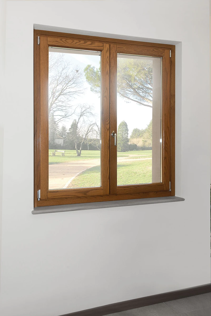 Classica finestra in legno isolante e calda al tatto per casa a piacenza