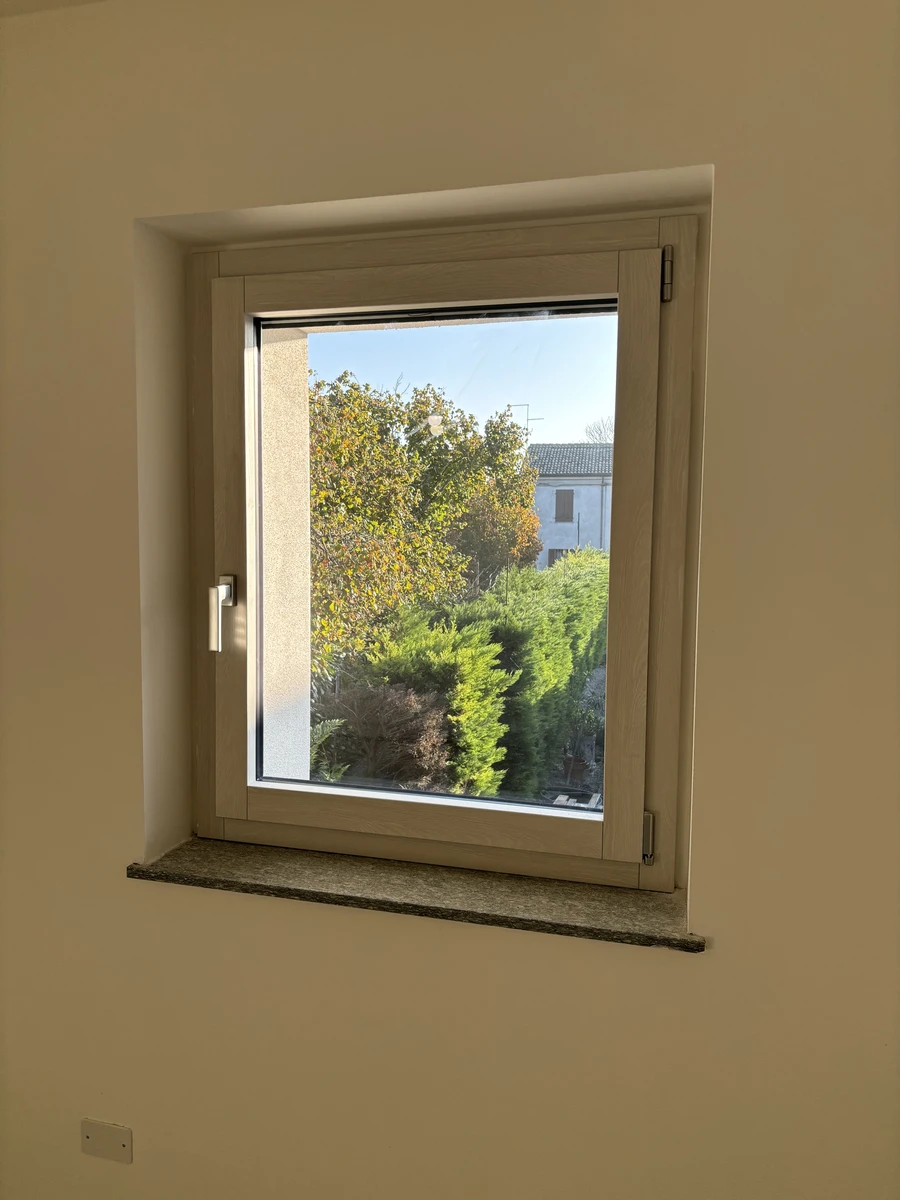 Finestra con interno in legno ed esterno in alluminio con elevato isolamento termico e acustico durevole nel tempo