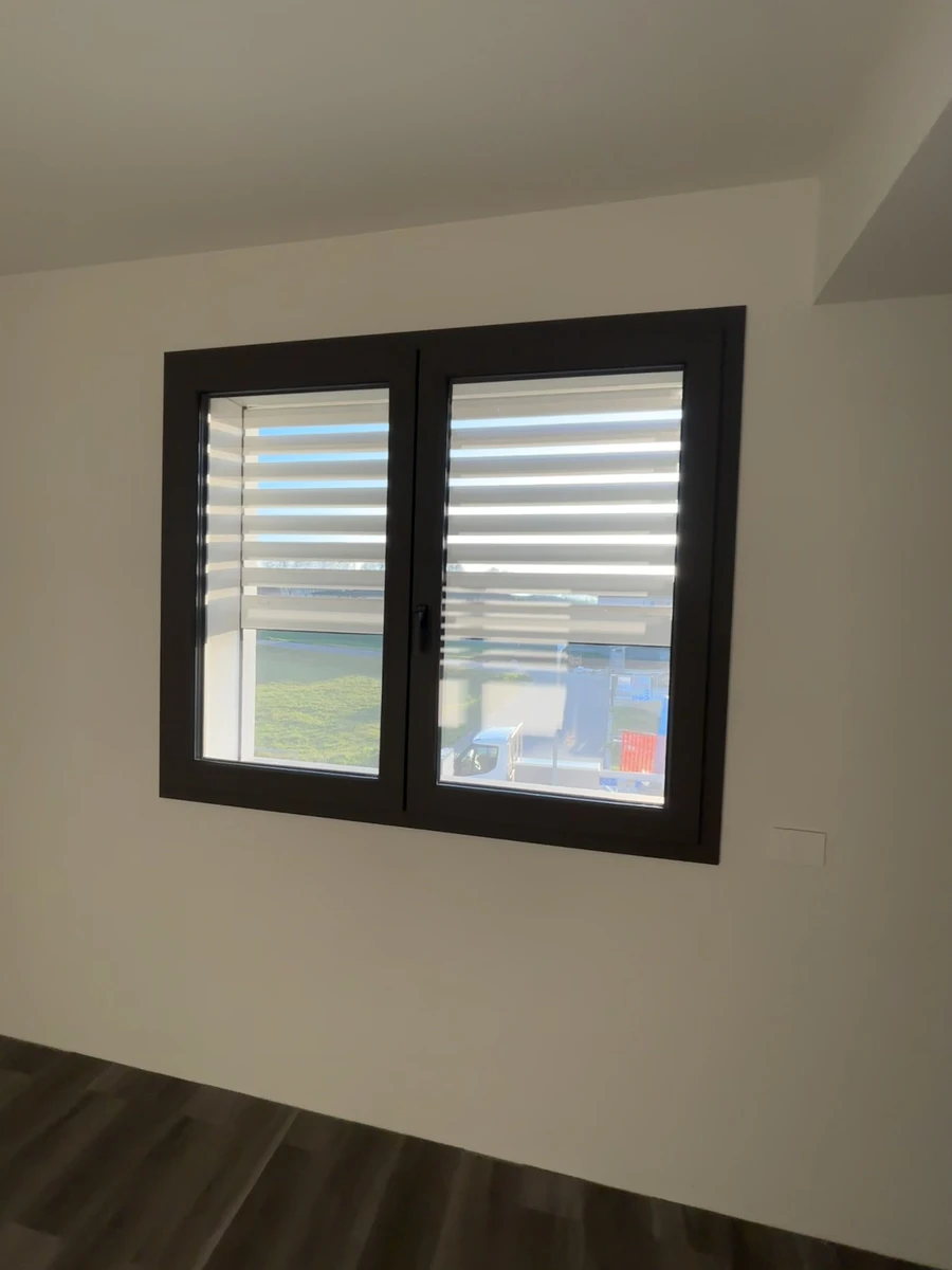 Finestra in pvc nero adatto ad un appartamento moderno con un carattere deciso