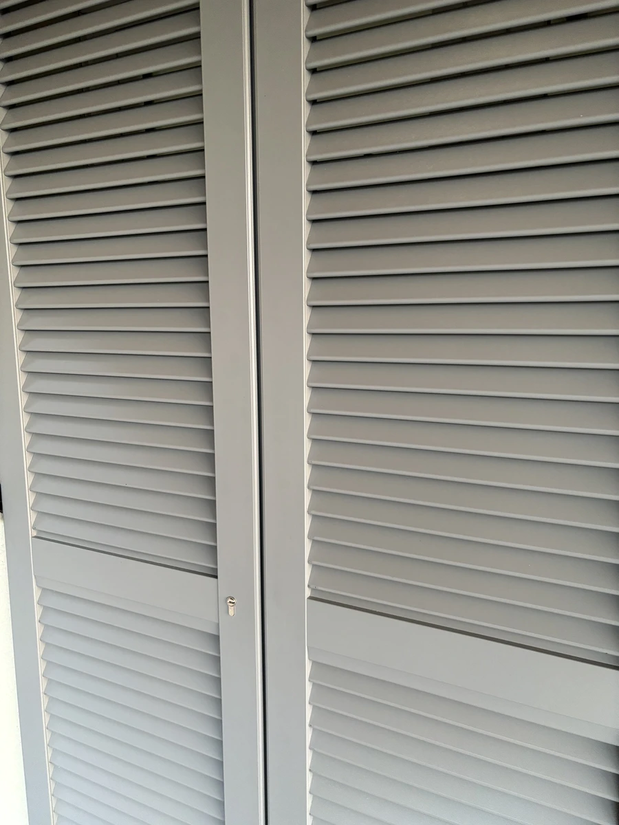 Persiana in alluminio color grigio orientabile per villa moderna a piacenza