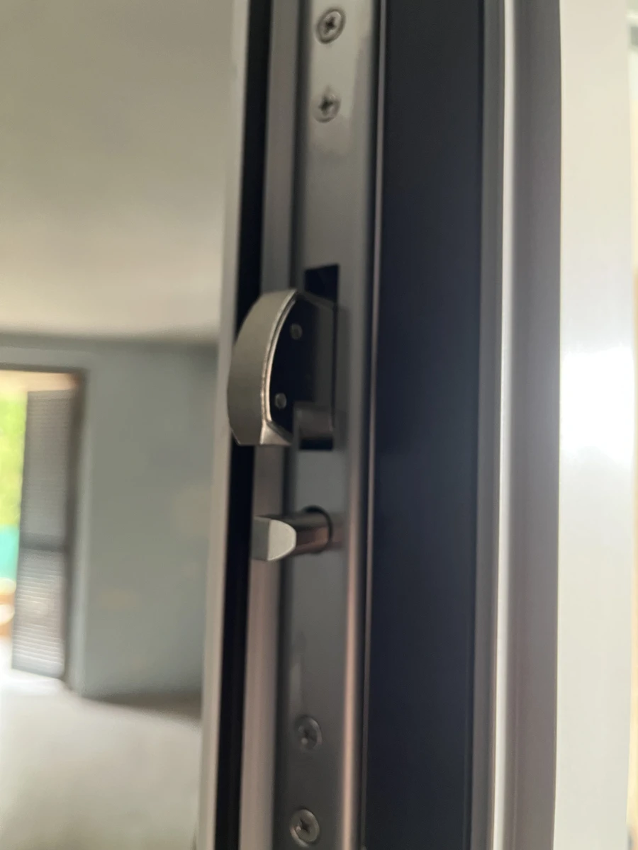 Barre di sicurezza anti effrazione nel profilo di una porta in alluminio di ingresso