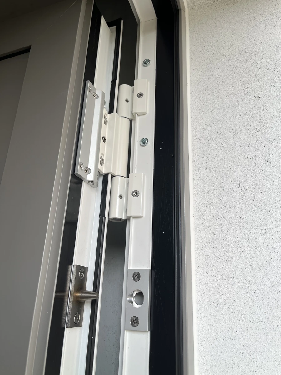 Cardini rinforzati per porta di ingresso in alluminio per garantire la massima sicurezza anti effrazione