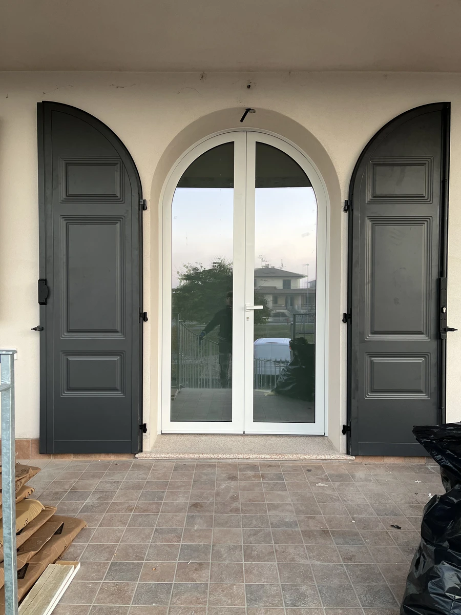 Porta di ingresso con profili in alluminio bianco e vetri riflettenti per porta balcone