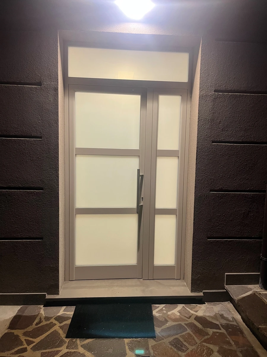 Porta di ingresso con profili in alluminio e ingresso con vetro opaco color bianco a piacenza