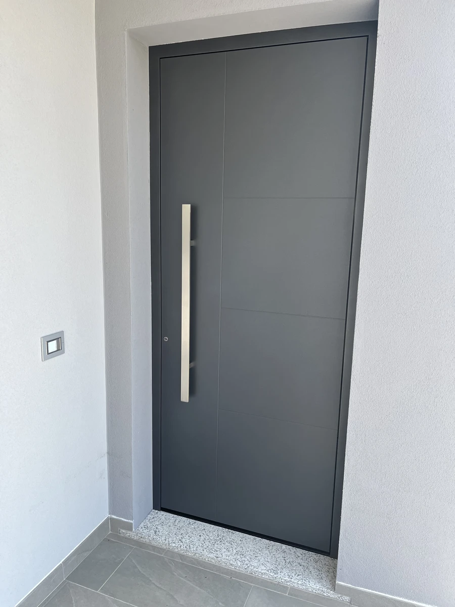 Porta di ingresso di design con maniglione color metallo dotata di grande sicurezza per casa indipendente a piacenza