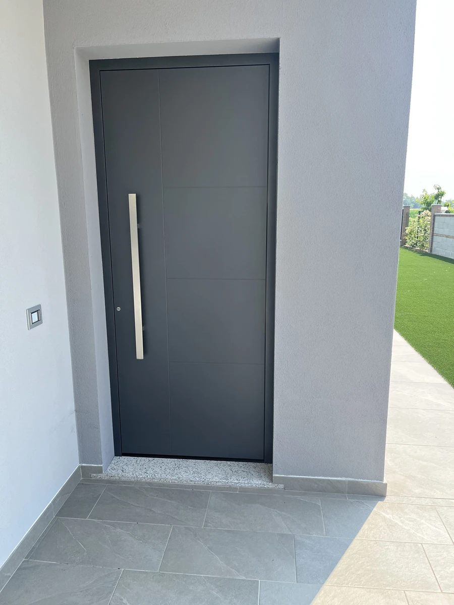 Porta di ingresso in alluminio a piacenza con design moderno e maniglione