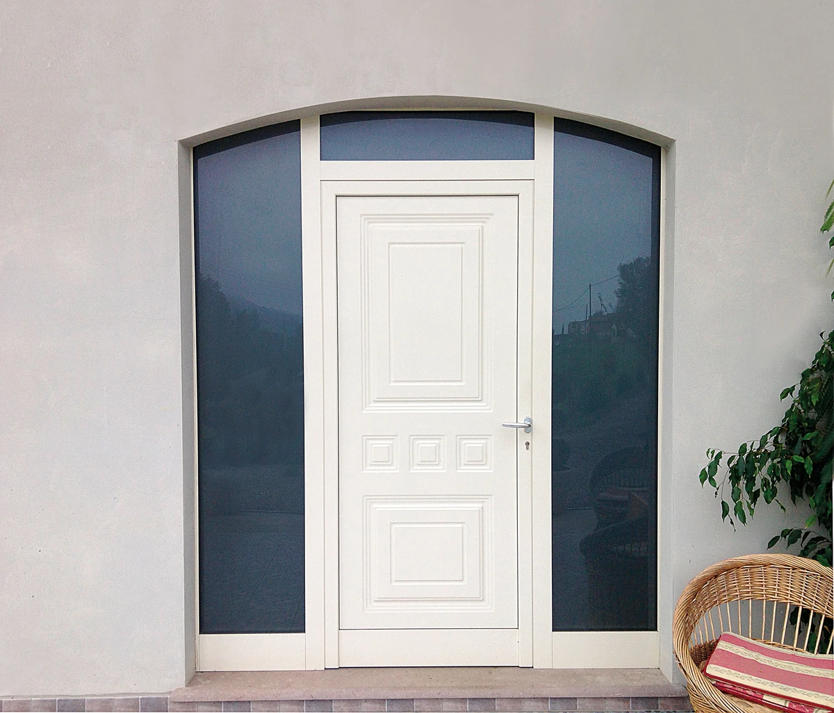 Porta di ingresso in alluminio bianco in una villa a piacenza elegante e robusta