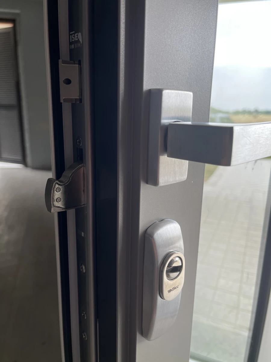 Serratura di sicurezza per porta di ingresso in alluminio in una casa indipendente