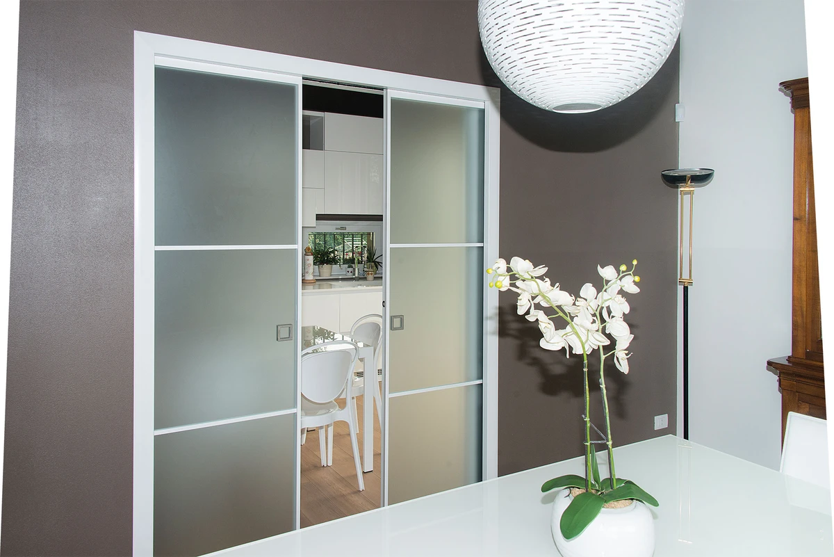 Porta interna con telaio in alluminio color bianco e vetro satinato a 3 quadrati
