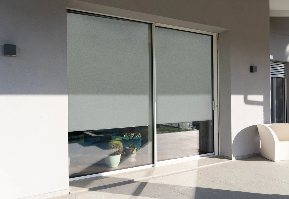 Porta finestra scorrevole minimale da pavimento a soffitto con ampia vetrata per dare luce agli ambienti