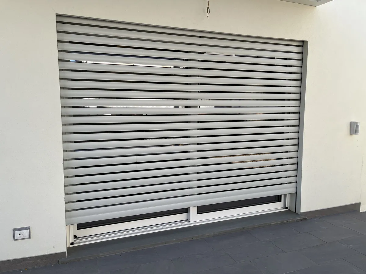 Ampia tapparella porta finestra in alluminio bianco