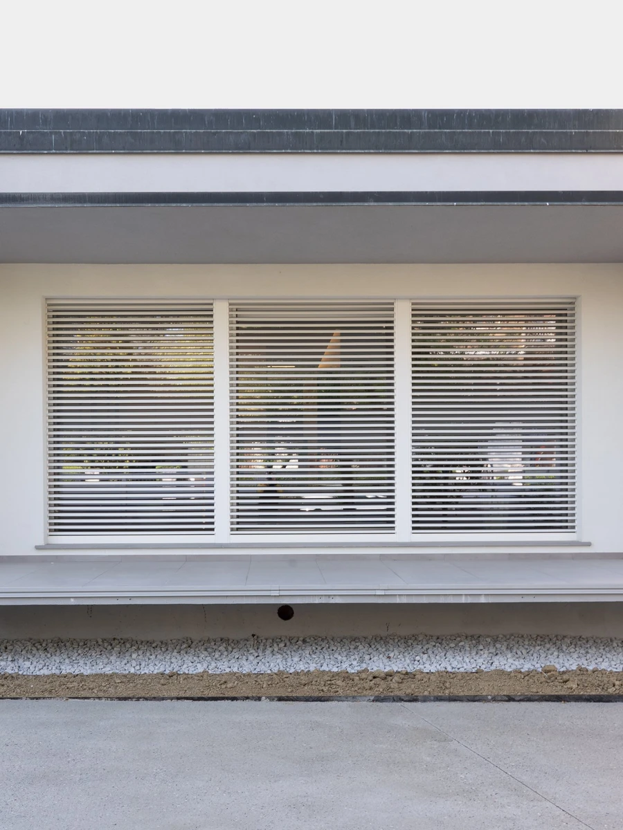Elegante tapparella con lamelle orientabili per porta balcone per la regolazione personalizzata della luminosita