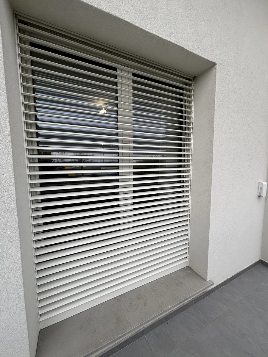 Tapparella in alluminio per porta finestra con lamelle orientabili per scelta illuminazione stanza